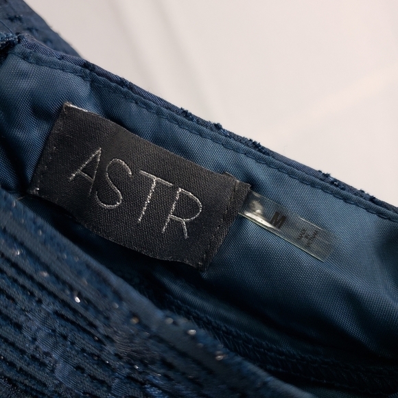 NEW ASTR Textured Jacquard High Rise Skirt - Picture 3 of 7